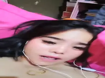 Bokep Live Pamer Meki Pake Earphone Putih Asyik